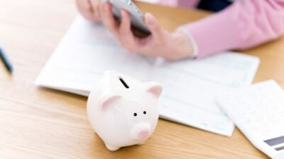ほけんのコラムに家計の固定費と変動費の見直しのポイントについて監修した記事がUPされました